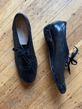 INGLEDEW’S Amfali Perforated Leather Sneaker
